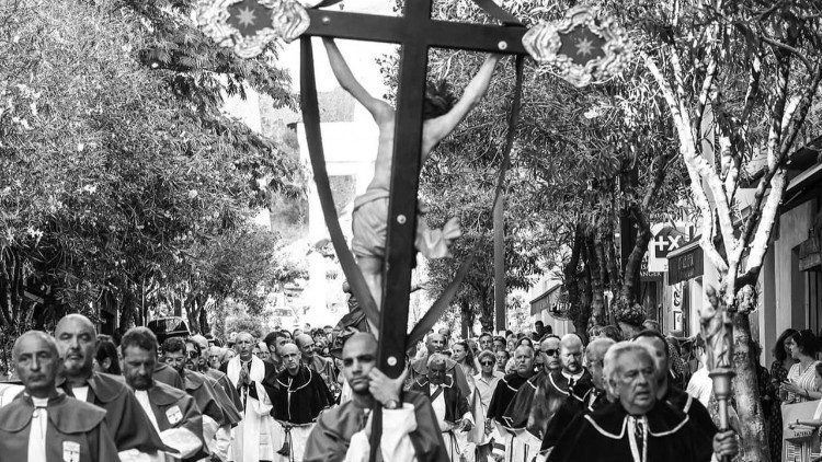 Procession de la confrérie de Saint Antoine Abbé à Calvi. Crédit: Crystal photo.