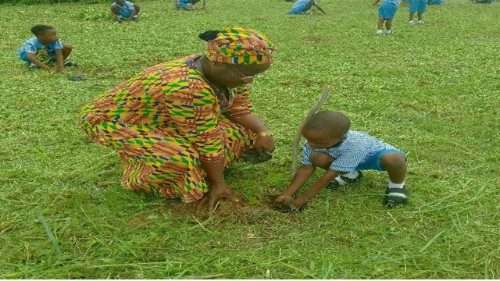 La preside della Scuola del Santo Rosario, a Donkorkrom, mentre aiuta i bambini a piantare alberi nel complesso scolastico