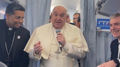 Le Pape aux journalistes en route pour la Corse: «Merci pour votre travail»