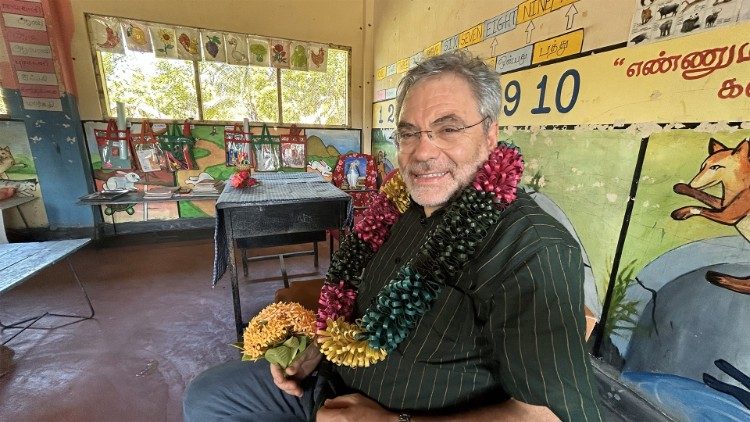 Ambrogio Bongiovanni, presidente da Magis, em uma escola apoiada pela Fundação.