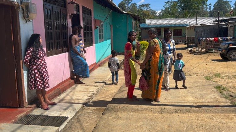 Sri Lanka, em um vilarejo na região de Hutton, em meio a famílias muito pobres que trabalham nas plantações de chá. Aqui a Magis está presente com projetos educacionais e de assistência