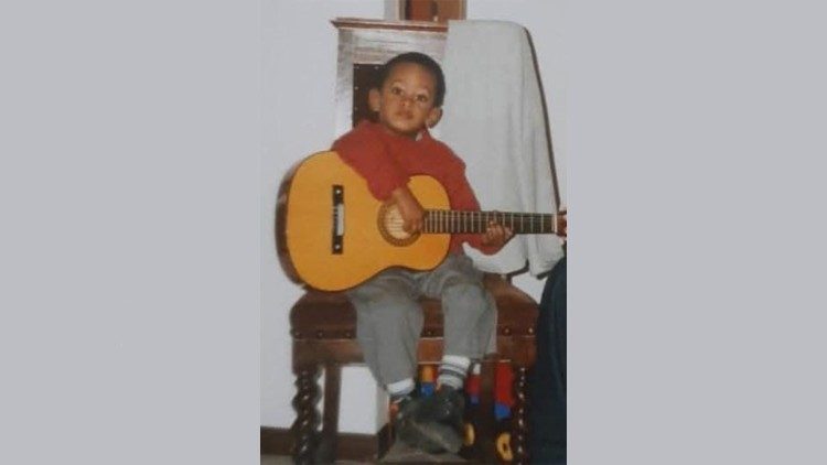 Willy da piccolo con la chitarra della mamma