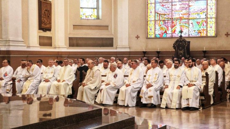 Sacerdotes da Arquidiocese de Porto Alegre na concelebração na Catedral