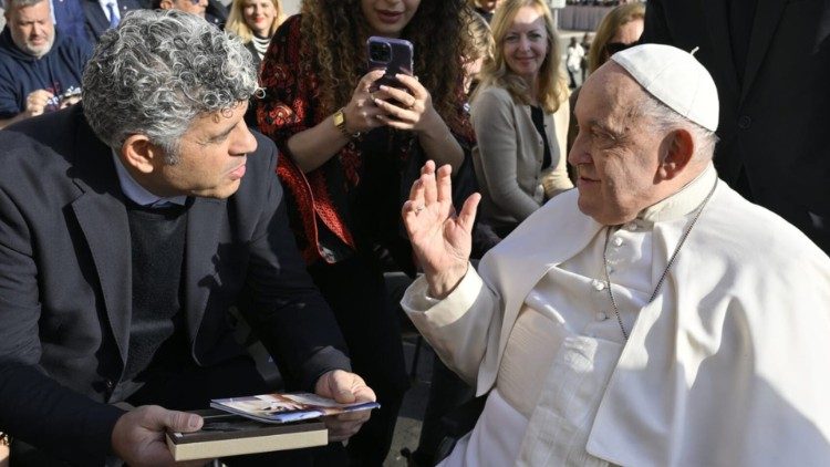 Daoud Nassar saluta Papa Francesco all'udienza generale in Vaticano