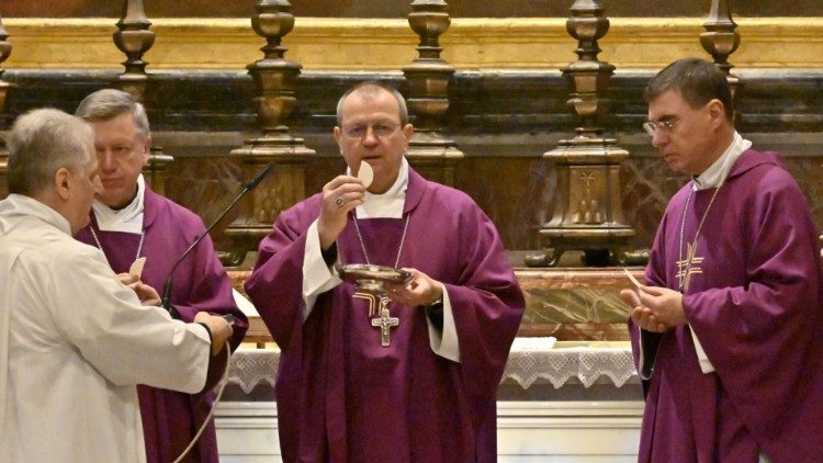 2024.12.19 Prezydium Konferencji Episkopatu Polski podczas Mszy św. przy grobie św. Jana Pawła II