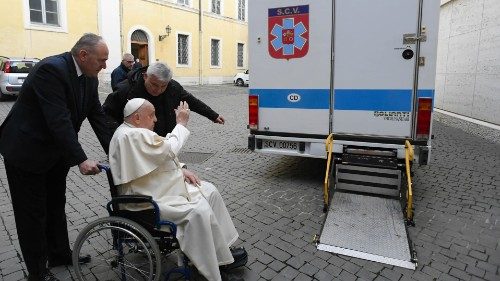 Papa blagoslivlja kamper koji će kardinal Krajewski povesti u Ukrajinu