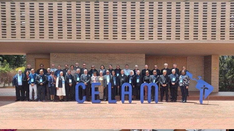 Representantes del Consejo Episcopal Latinoamericano y Caribeño, CELAM, en encuentro en la sede del organismo en Bogotá, Colombia.