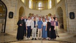 Der Jahrgang 2024/2025 des Theologischen Studienjahres Jerusalem, hier auf einem Bild in der Kirche der Dormitio-Abtei in Jerusalem mit Abt Nikodemus Schnabel (links)