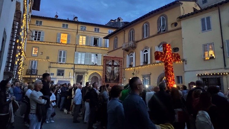 La processione per la festa della Santa Croce in piazza San Frediano