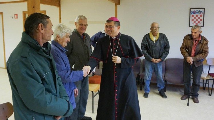 Biskup Ivo Martinović u prognaničkom naselju Kovačevac  (Foto: Požeška biskupija)