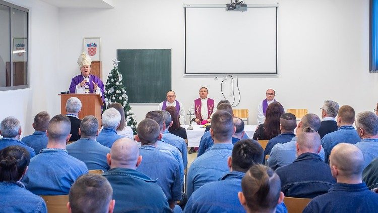 Biskup Vlado Košić pohodio Kaznionicu u Glini  (Foto: Sisačka biskupija)