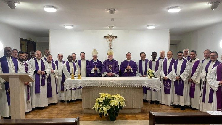  Monseñor Gallagher en la misa en la Domus Romana Sacerdotalis