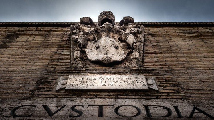 Piazza Risorgimento. Lo stemma di Pio IV Medici e l'iscrizione di Porta Angelica