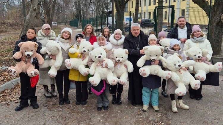 As crianças de Fastiv com seus ursinhos de pelúcia