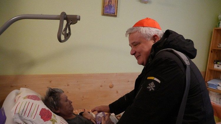 O cardeal Konrad Krajewski encontra os doentes em Fastiv, Ucrânia