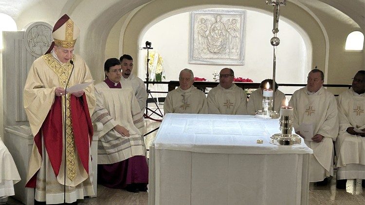 Le cardinal Koch lors de la messe d'anniversaire de la mort du Pape Benoît XVI. 