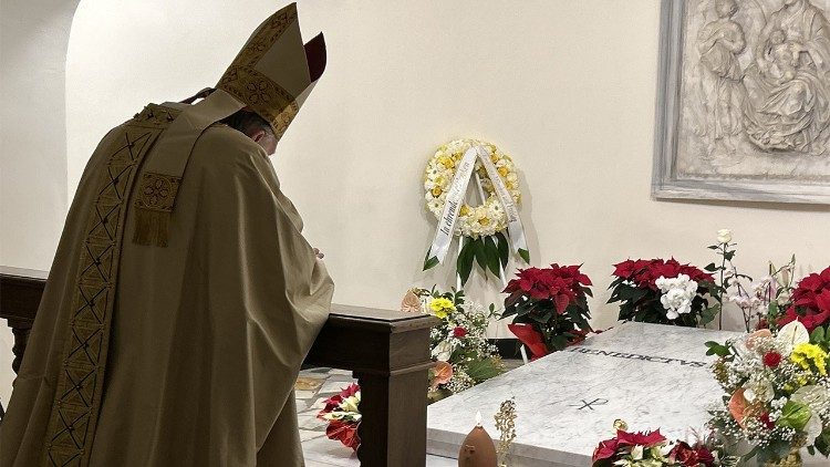 La sépulture de Benoît XVI dans la crypte de la basilique vaticane