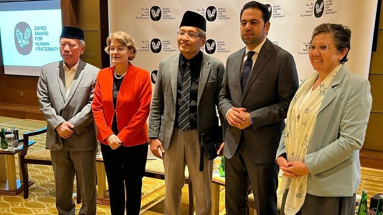 Il tavolo dei partecipanti alla conferenza stampa di annuncio del premiati del Premio Zayed 2024. Da destra: suor Nelly Leon Correa, il giudice Mohamed Abdelsalam, Ulil Abshar-Abdalla, della Nahdlatul Ulama, Irina Bokova e Syafiq A. Mughni, della Muhammadiyah indonesiana