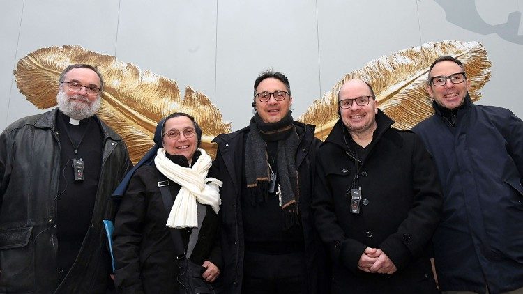 Erzbischof Emilio Nappa (Mitte), Pfarrer Dirk Bingener (zweiter von rechts) und das Team der Päpstlichen Missionswerke am Vatikan vor dem missio-Truck in Aachen.