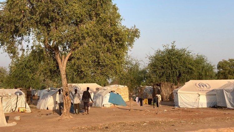 Les chrétiens devaient prier "sous l'arbre" avant la construction de l'église explique Carine. 