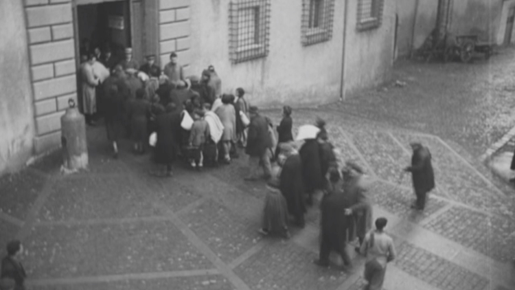 A Castel Gandolfo-i Pápai palotába igyekeznek a menekültek 1944-ben