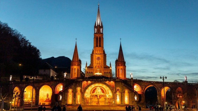 Sanctuarul de la Lourdes, în Franța