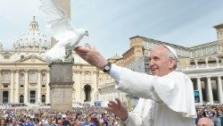 Papa Francisco junto a una paloma en la Plaza de San Pedro en el Vaticano.