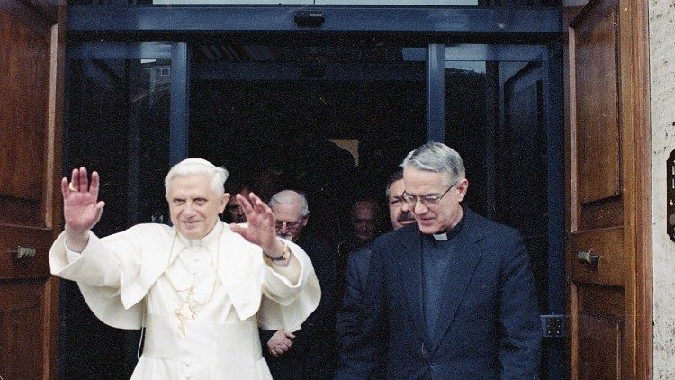 XVI. Benedek pápa megérkezik a Vatikáni Rádió székházába, P. Federico Lombardi SJ kíséri