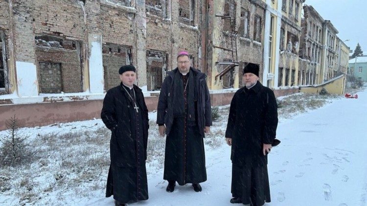  Der Apostlische Nuntius in der Ukraine, Erzbischof Visvaldas Kulbokas (Mitte) mit dem Lateinischen Bischof von Kharkiv, Pavlo Honcharuk und dem Exarchen der griechisch-katholischen Kirche, Vasyl Tuchapets