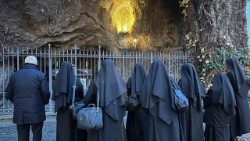 Diante da Gruta de Lourdes, nos Jardins Vaticanos, a oração das beneditinas argentinas