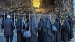 Las benedictinas argentinas que residirán en el Mater Ecclesiae en oración en la Gruta de Lourdes de los Jardines Vaticanos