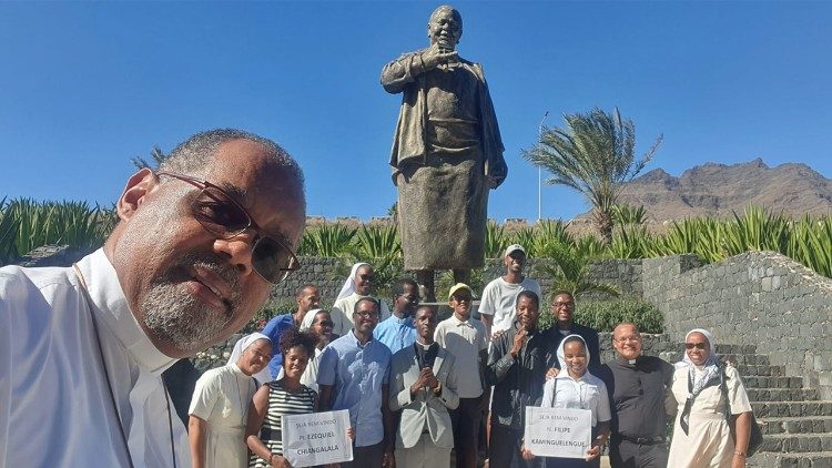 Dom Ildo acolhe, com alguns fiéis, no Aeroporto Cesário Évora, Mindelo, os dois Padres. 