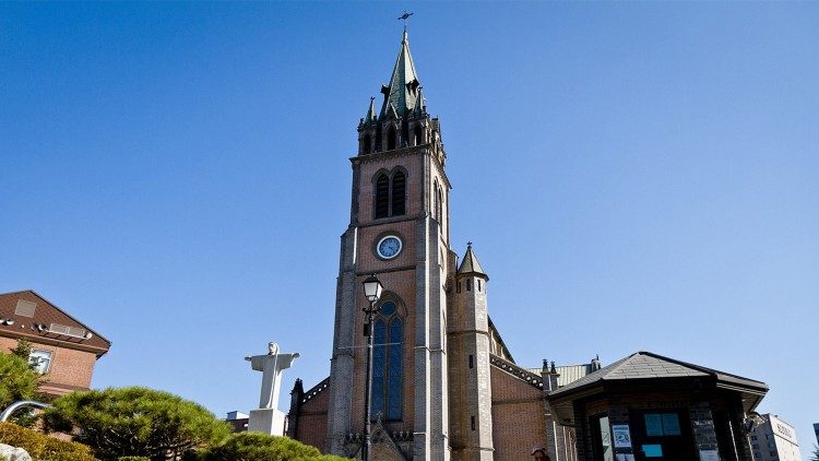 Eine Kirche in Seoul, in diesem Fall handelt es sich um die katholische Myeongdong Kathedrale. 