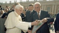 Franz Beckenbauer in udienza generale con Benedetto XVI il 26 ottobre 2005