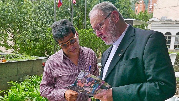 Adveniat-Hauptgeschäftsführer P. Martin Maier S.J. im Gespräch mit dem kolumbianischen Hochkommissar für Frieden, Danilo Rueda (Foto: Philipp Lichterbeck/Adveniat)