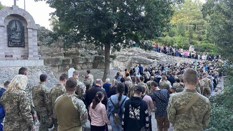 Una processione religiosa in Ucraina a cui partecipano anche soldati