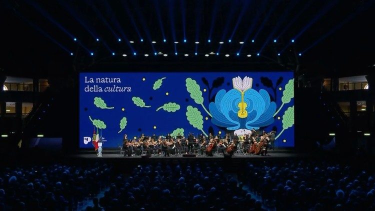 Il palco della cerimonia di inaugurazione di Pesaro 2024, nella Vitrifrigo Arena, con l'Orchestra Olimpia