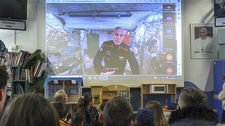 El astronauta Villadei en conexión con los pacientes del Bambino Gesù