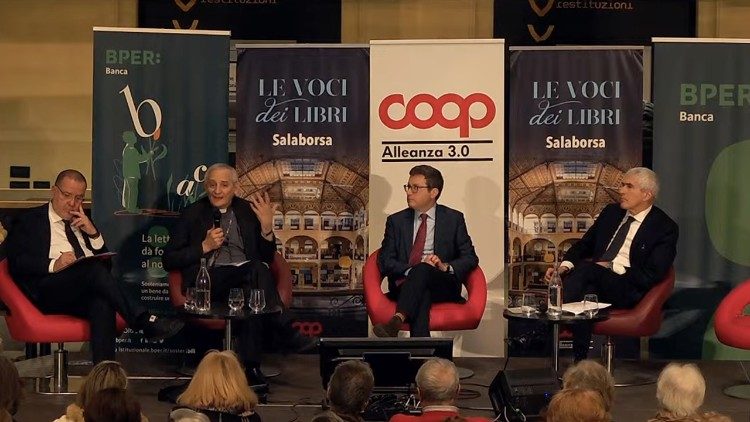 La presentazione del libro "Cinque domande che agitano la Chiesa" a Bologna, con il cardinale Matteo Zuppi (secondo da sinistra), lo storico Alberto Melloni (primo a sinistra), l'autore Ignazio Ingrao e l'onorevole Pier Ferdinando Casini (a destra)