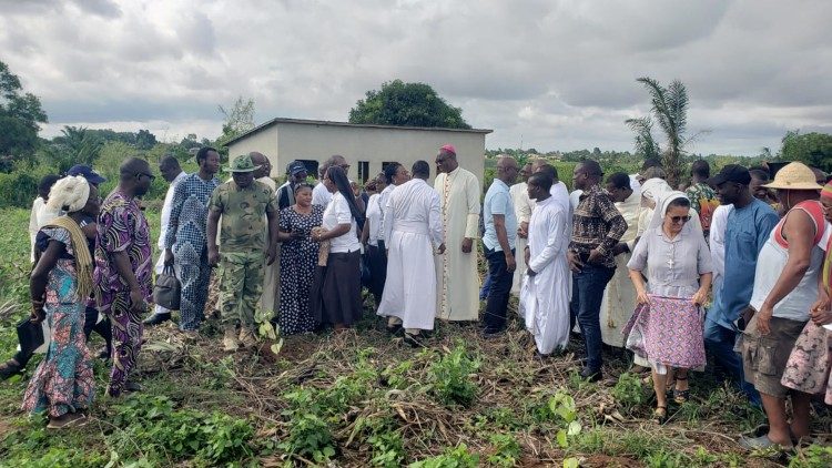 Mgr Roger Houngbedji, archevêque de Cotonou, entouré de certains prêtres et fidèles en train de planter quelques arbres