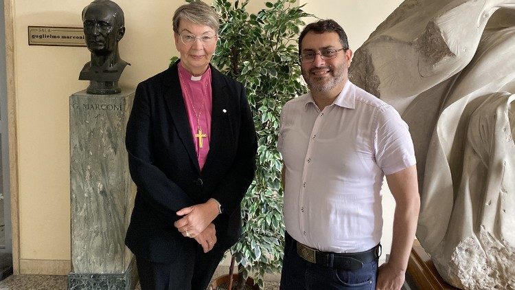 Die Landesbischöfin der evangelischen Nordkirche, Kristina Kühnbaum-Schmidt, mit Mario Galgano