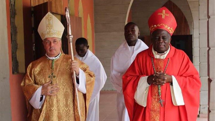 Le Nonce apostolique au Cameroun et en Guinée Equatoriale,  l’évêque de Sangmelima, Mgr José Avelino Bettencourt,  avec Mgr Christophe Zoa