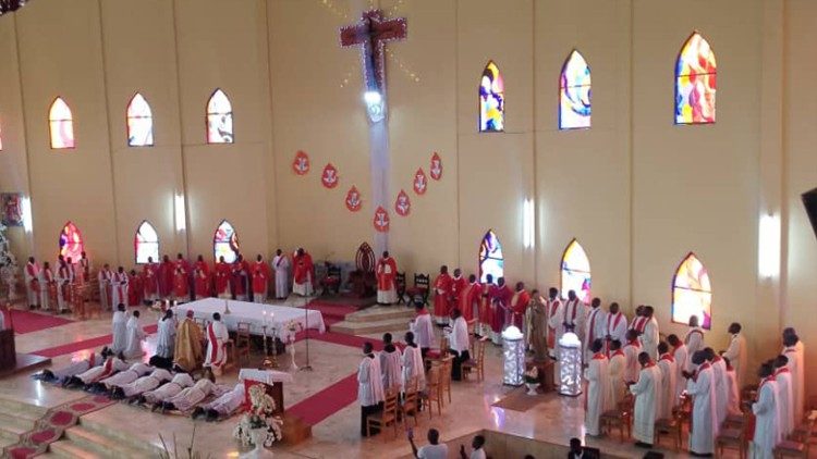 Messe des ordinations dans la cathédrale Saint-Joseph de Sangmelima 