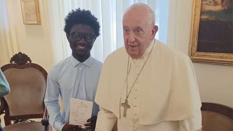 Le Pape François et un des migrants le 2 juillet à Sainte Marthe