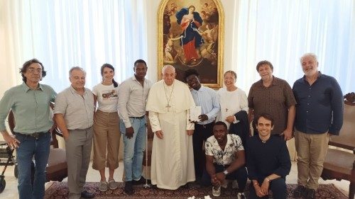 Un grupo de migrantes visita al Papa: "Es como un padre para nosotros"