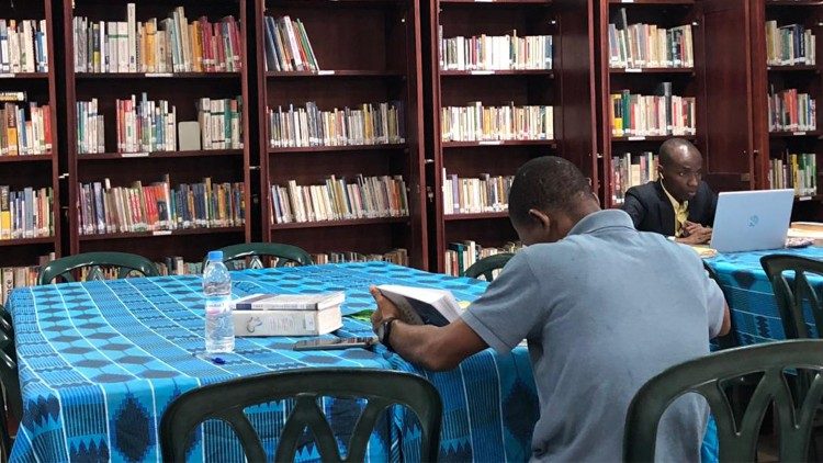  Une vue de l'intérieur de la bibliothèque Saint-Laurent de Yopougon-Kouté, Côte d'Ivoire