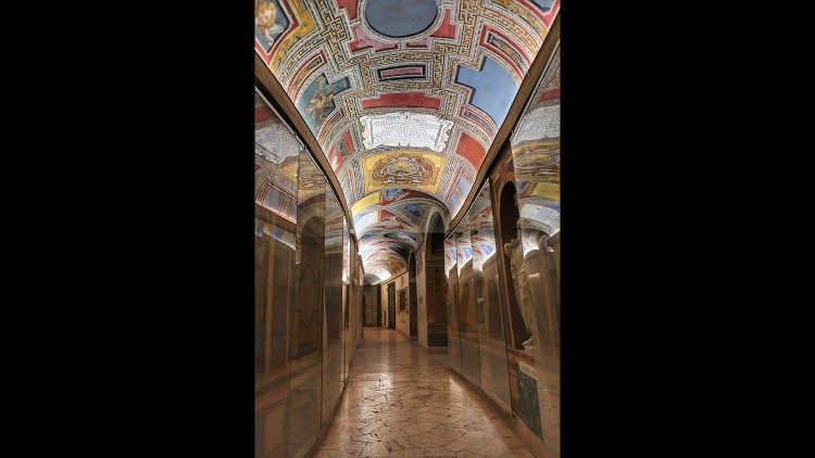 Il corridoio nelle Grotte Vaticane che conduce alle cappelline