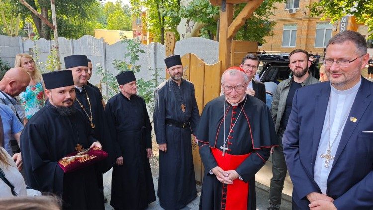 Кардинал Паролин среди грекокатолического духовенства у церкви Св. Архистратига Михаила (Одесса, 20 июля 2024 г.)