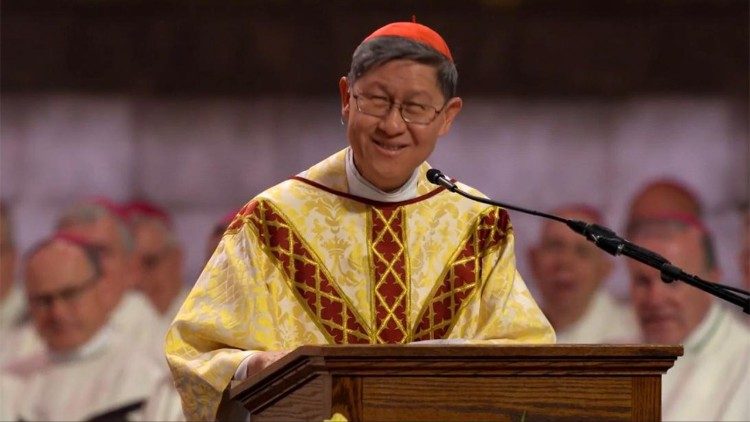 Le cardinal Luis Antonio Tagle célèbre la messe au Congrès eucharistique national à Indianapolis. 