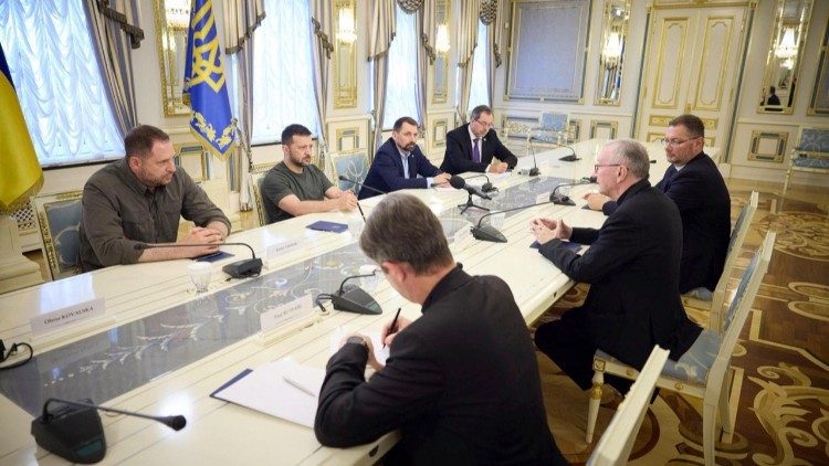 Un momento dell'incontro a Kyiv tra la delegazione vaticana e quella ucraina